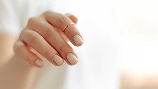 Naked nails: la tendencia de manicura “desnuda” que conquista la temporada de primavera-verano