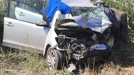 El Volkswagen Up terminó a un costado de la ruta. Foto: gentileza Vía País