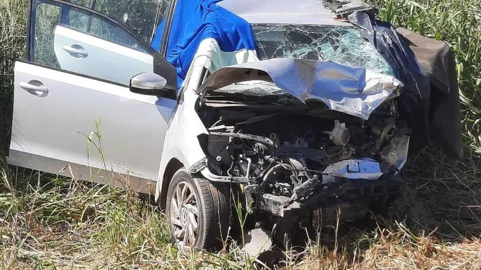 El Volkswagen Up terminó a un costado de la ruta. Foto: gentileza Vía País