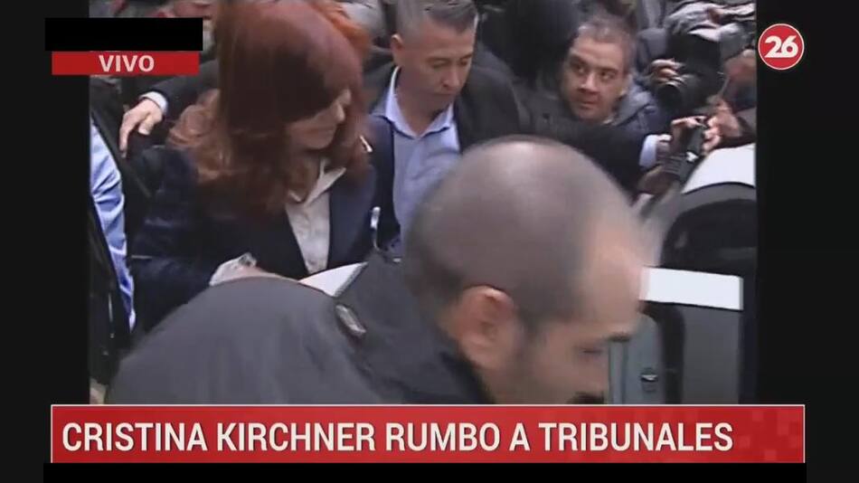 Cristina Kirchner - salida de su casa rumbo a Comodoro Py