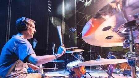 Lucas de Azevedo, en su época de baterista en La Vela Puerca. Foto: Instagram @lavela_oficial.