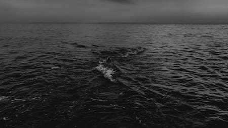 Rusia: el video viral del desesperante momento en el que el mar se llevó a una mujer que estaba en la orilla