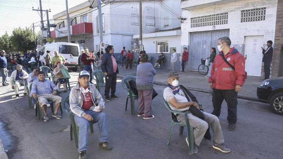 Cola en los bancos para cobrar jubilaciones