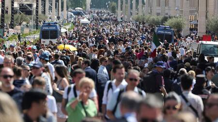 Miles de fieles en el Vaticano para despedir al papa Francisco. Foto: REUTERS/Mohammed Salem.