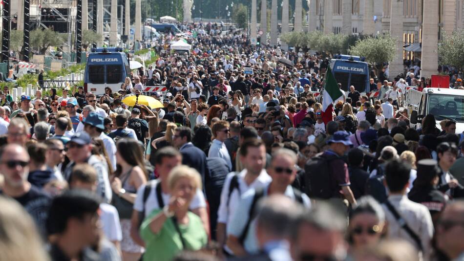 Miles de fieles en el Vaticano para despedir al papa Francisco. Foto: REUTERS/Mohammed Salem.