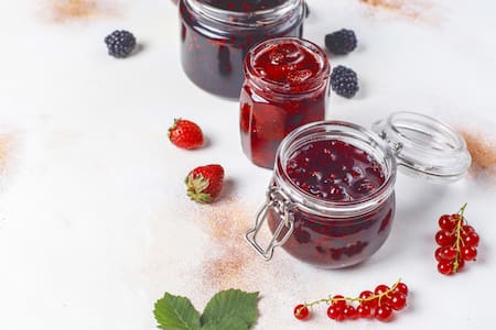 Mermelada frutos rojos. Foto: Freepik