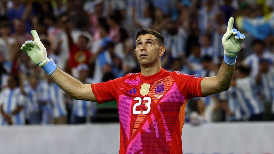 Dibu Martínez fue héroe nuevamente en los penales. Foto: Reuters.
