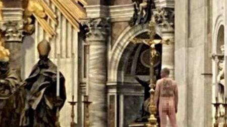 Hombre desnudo en la Basílica San Pedro en protesta de la guerra de Ucrania. Foto: Gentileza Il Messaggiero.