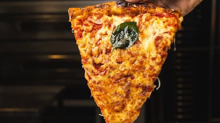 No es Güerrín: cuánto cuesta comer en la pizzería porteña elegida entre las diez mejores del mundo