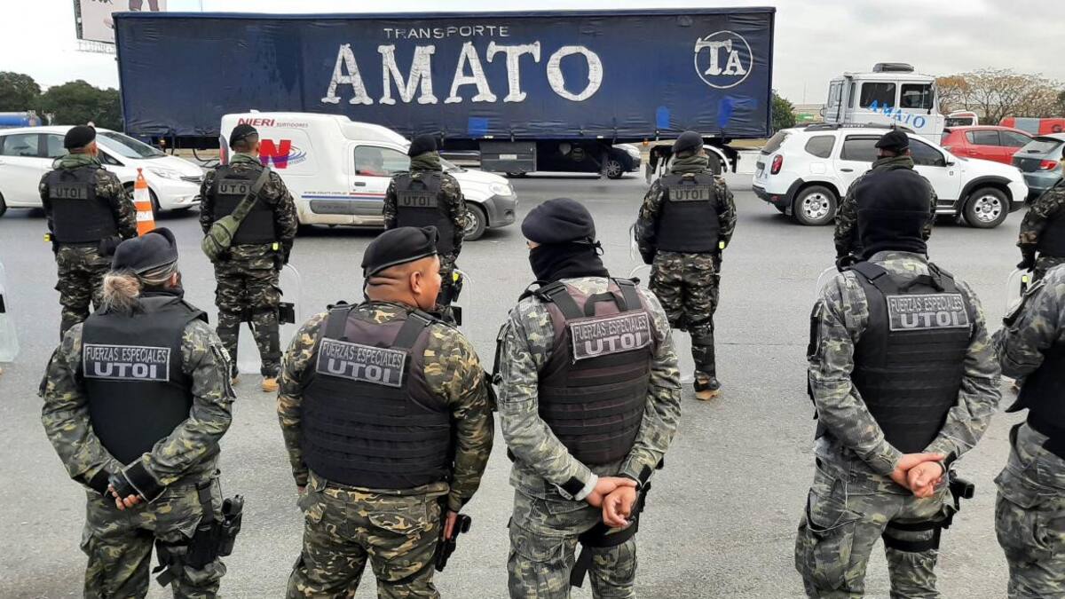 Efectivos de la Policía Bonaerense custodiaban la autopista Buenos Aires-La Plata. Foto: NA.