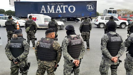 Efectivos de la Policía Bonaerense custodiaban la autopista Buenos Aires-La Plata. Foto: NA.