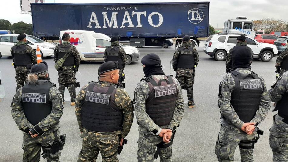 Efectivos de la Policía Bonaerense custodiaban la autopista Buenos Aires-La Plata. Foto: NA.