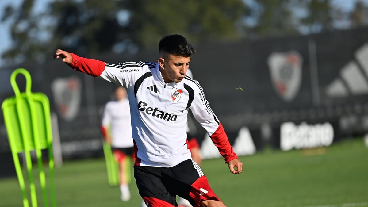 Eduardo Coudet apuesta al debut de Thiago Almada en River Plate para cortar la crisis.
