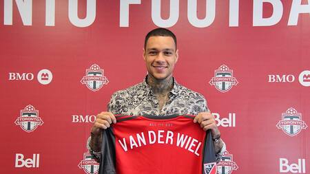 El duro momento de Van der Wiel, el ex de la supuesta novia de Mbappé