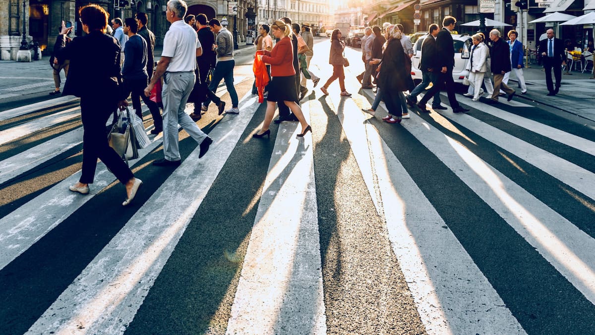 Gente en la calle. Foto: Unsplash.