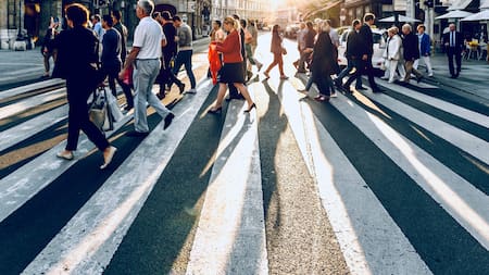 Gente en la calle. Foto: Unsplash.