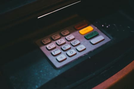 Los cajeros automáticos deberán tener teclados en Braille y sistemas guiados por voz. Foto: Unsplash.