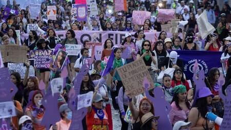 Marcha multitudinaria por el Día Internacional de la Eliminación de la Violencia contra la Mujer en México. Foto: Reuters.