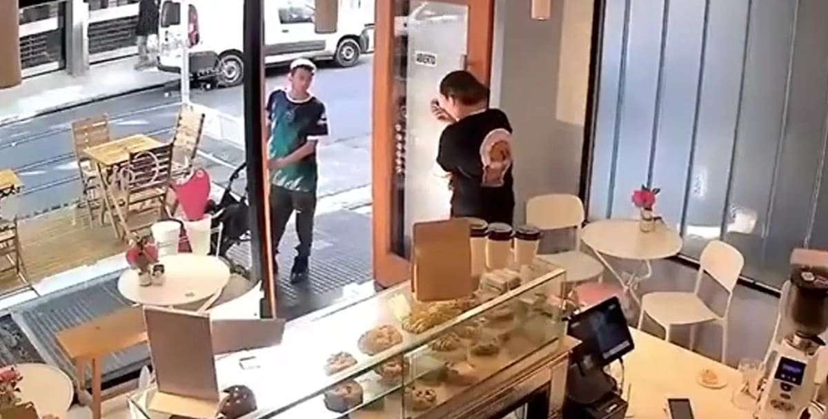 El hecho ocurrió en un local de la calle Amenábar al 3821 y quedó registrado por las cámaras de seguridad.