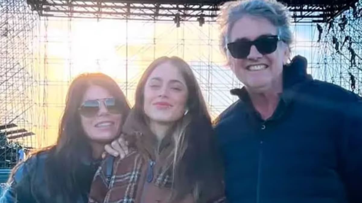 Tini junto a sus padres, Mariana Muzlera y Alejandro Stoessel.