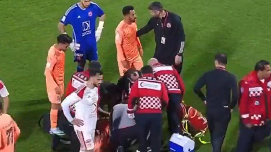 El futbolista convulsionó en medio del partido. Foto: captura video.