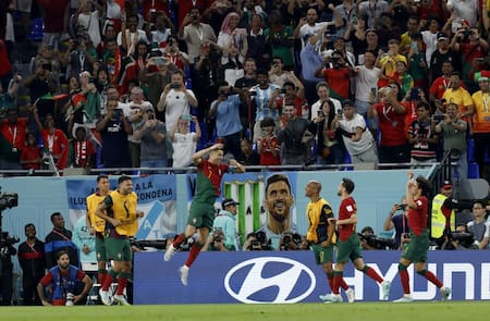 El curioso festejo de Cristiano Ronaldo con Messi detrás. Foto: Reuters.