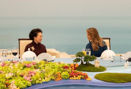 La esposa del presidente de China, Xi Jinping, Peng Liyuan, y la esposa del presidente de Siria, Bashar al-Assad, Asma, conversan durante un banquete de bienvenida en Hangzhou_Reuters