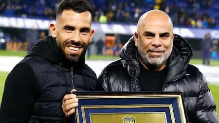 Carlos Tevez y Chicho Serna. Foto: Twitter @GabrielPrezOk1.