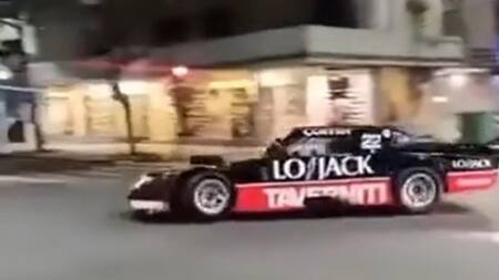 Trompos de Marcos Di Palma con un auto de TC en el centro de Pergamino. Foto: Captura de video.