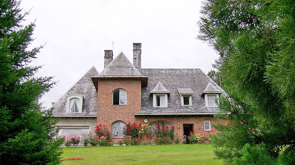 La Residencia cuenta con 36 hectáreas con jardines característicos de Francia. Foto: villalaangostura.com.ar.