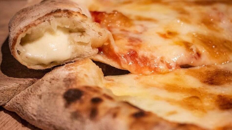 Pizza rellena. Foto: Instagram @pizzeriapopular.mendoza