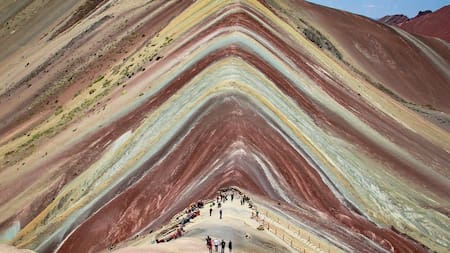 Un paisaje único en Sudamérica: la montaña de 7 colores que estuvo oculta bajo el hielo durante siglos y sorprende al mundo