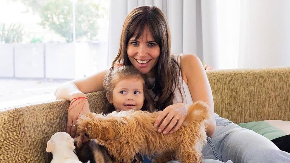 Romina Uhrig junto a una de sus hijas y mascotas. Foto: Instagram @romina_uhrig.