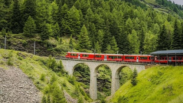Viajar en tren de larga distancia durante las vacaciones: la ropa y los accesorios que no pueden faltar para esta experiencia