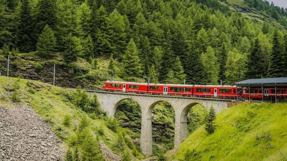 Tren Bernina, un recorrido de ensueño que une Italia con Suiza.