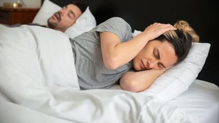 Dormir, descanso, pareja. Foto: X