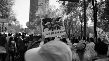 El mensaje de Luther King resuena aún en la actualidad, donde cientos de manifestaciones se inspiran en su discurso. Foto: Unsplash.
