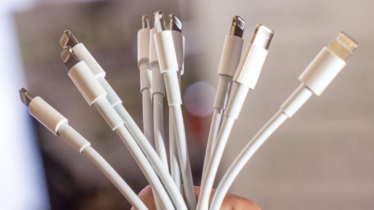 Cargadores de celulares. Foto: Unsplash.