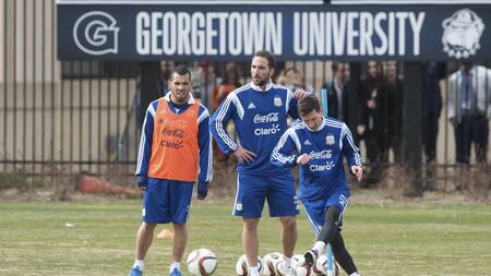 Carlos Tevez, Gonzalo Higuaín y Lionel Messi. Foto: NA.