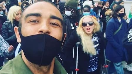 Madonna se sumó con muletas a protesta de Black Lives Matter en Londres contra el racismo
