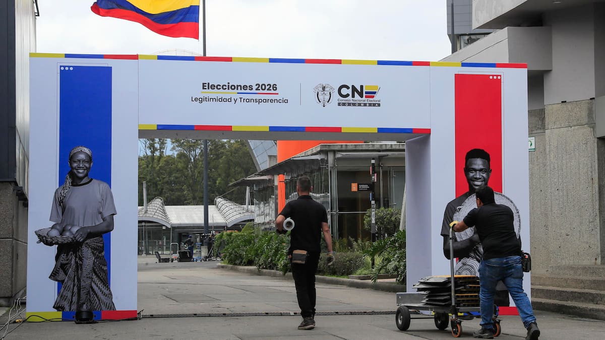 Personas preparan este sábado, para las elecciones legislativas 2026, el recinto ferial de Corferias en Bogotá.