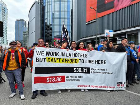 Los trabajadores sindicalizados se reúnen. Foto: Reuters