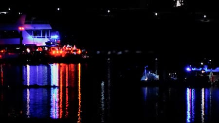 El operativo de rescate tras el choque entre un avión y un helicóptero que se tuvo que realizar en las heladas aguas del río Potomac. Foto: Reuters/Ken Cedeno.