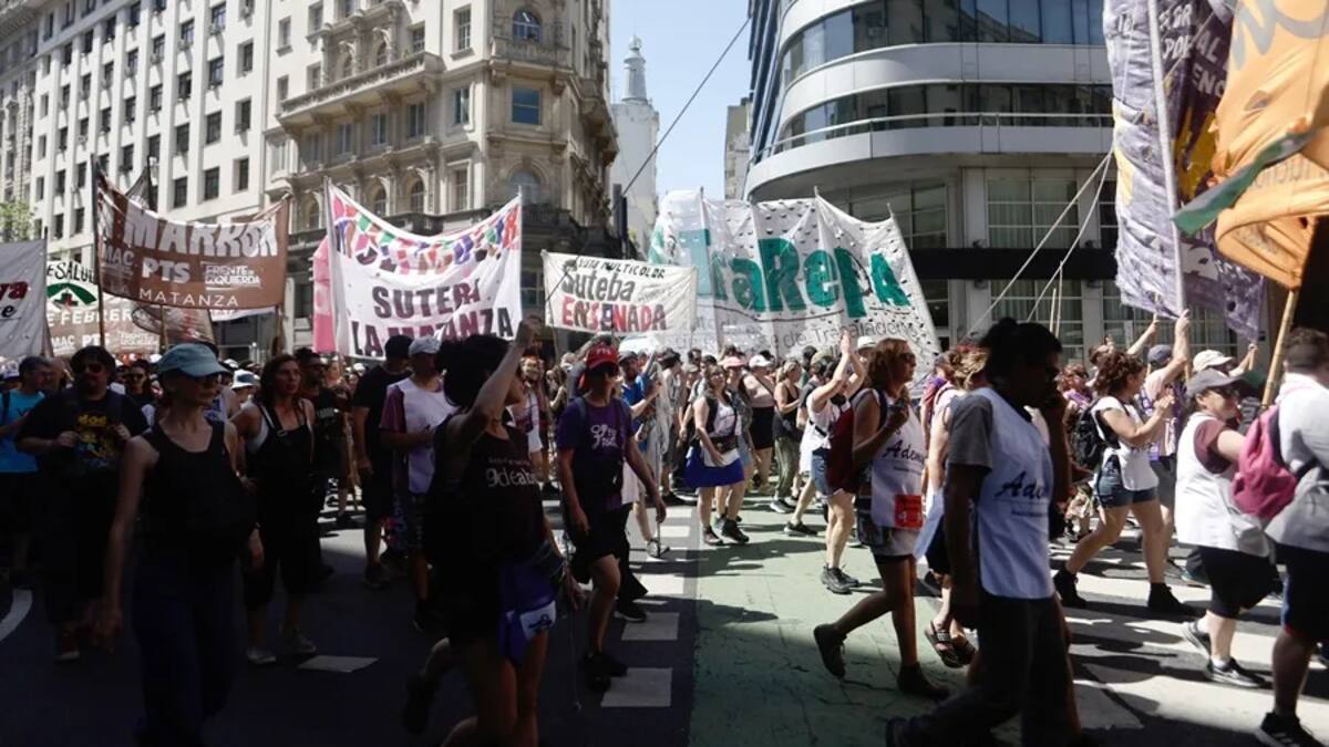 Manifestación en la Plaza de Mayo en contra de la Reforma Laboral.