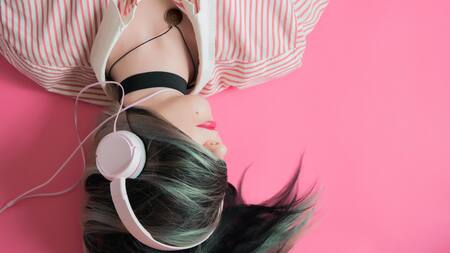 Escucha música con toda nuestra atención ayuda para potenciar la memoria. Foto Unsplash.