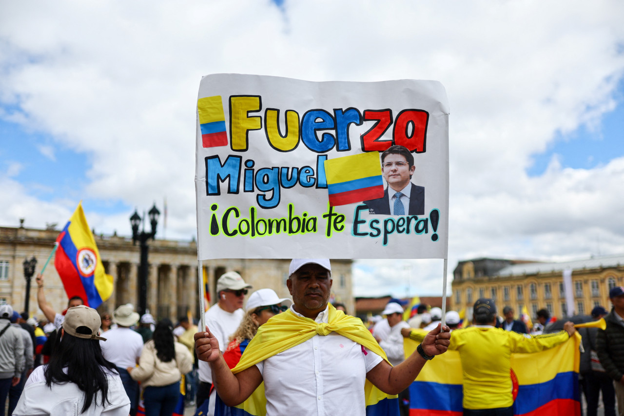 Colombia reza por la pronta recuperación de Miguel Uribe Turbay. Foto: Reuters/Luisa Gonzalez.