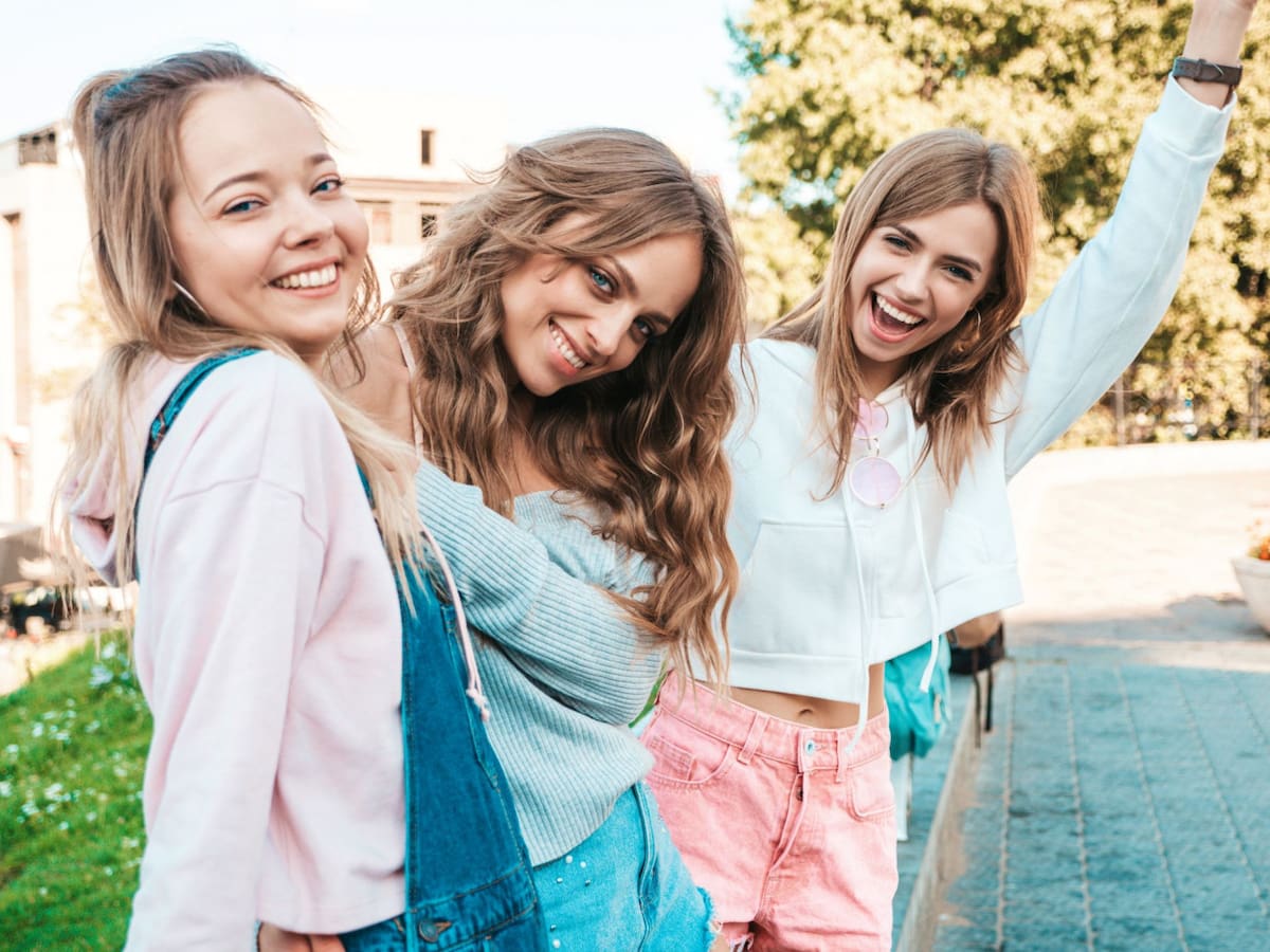 Amigas con distintos peinados. Foto: Freepik