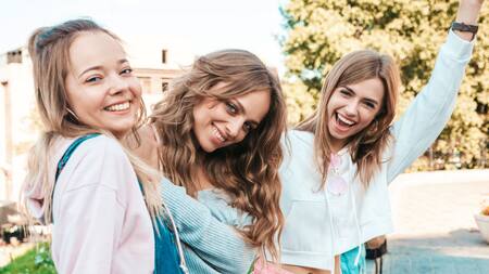 Amigas con distintos peinados. Foto: Freepik