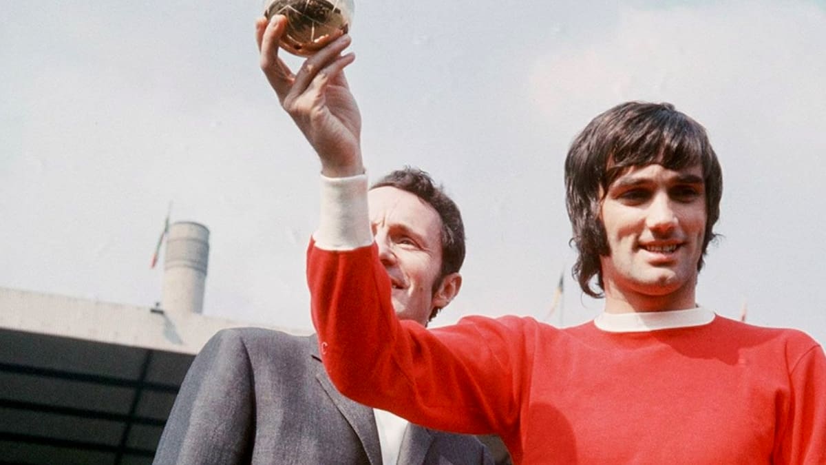 George Best levantando un trofeo.