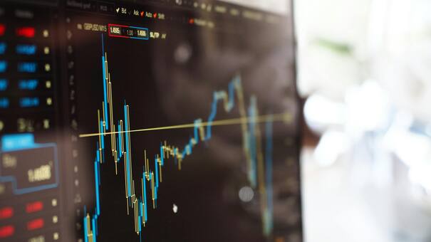 Desplome de las acciones de Universal Group: cayeron casi un 30% y bajan los ingresos del streaming